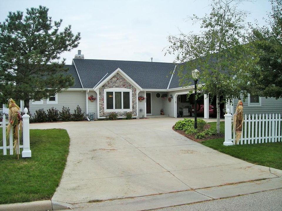 1st image of 800 Oconomowoc Pkwy