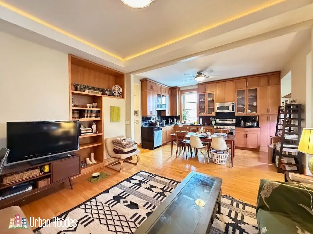 835 N Rockwell St — Photo 2