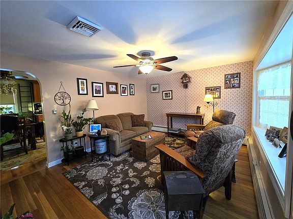 4th image of 402 Main St