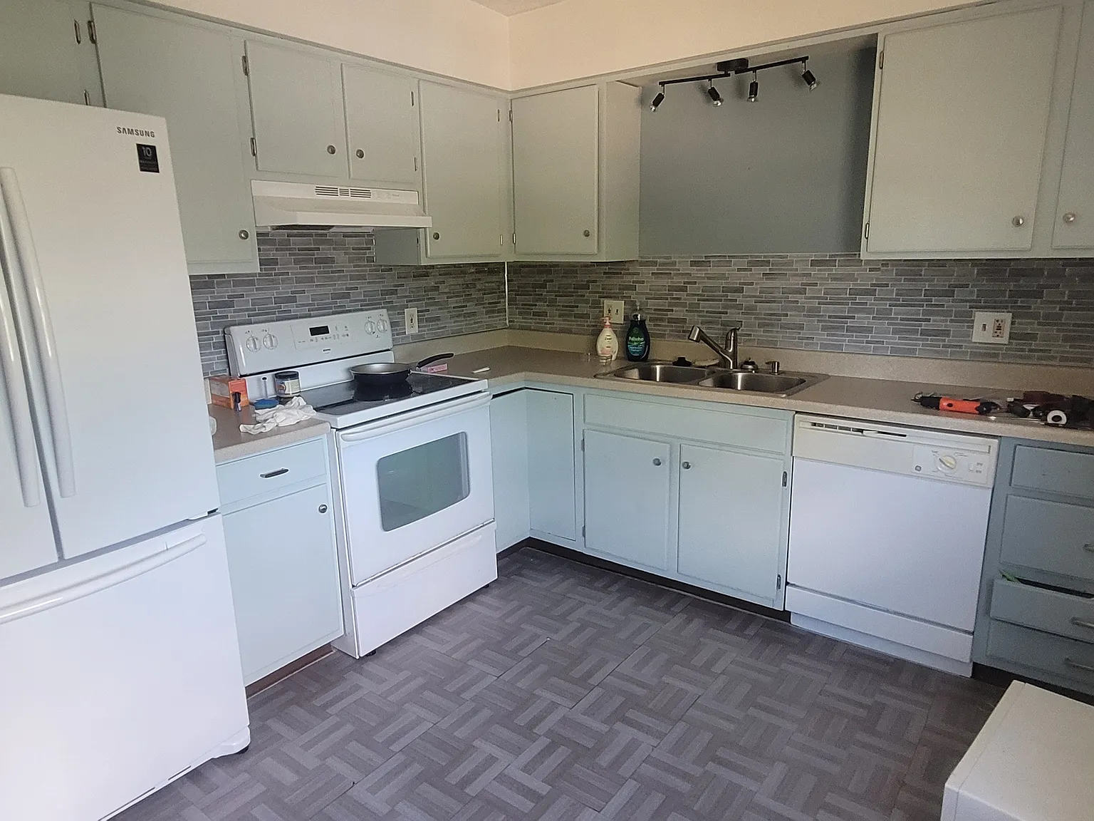 3 bed, 1.5 bath, 1350 sqft, $1,850 — Photo 2