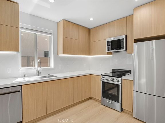 4th image of 4851 1/2 Woodman Ave