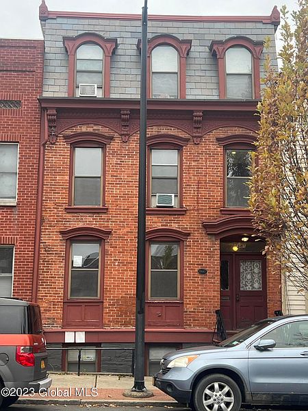 2nd image of 381 Madison Avenue