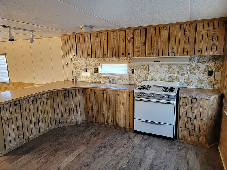 1692 Williams Dr — Photo 2