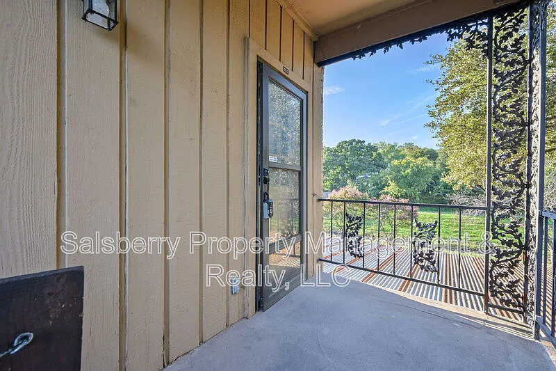 1 bed, 1.0 bath, 912 sqft, $1,550 — Photo 2