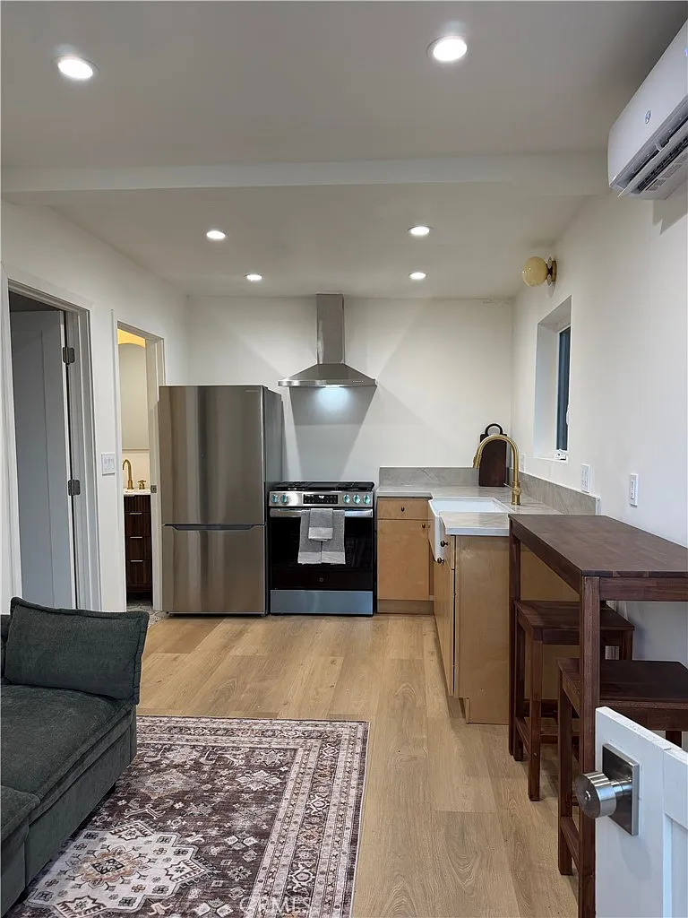 1 bed, 400 sqft, $2,800 — Photo 4