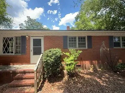 3 bed, 1.0 bath, 1188 sqft, $1,200 — Photo 2