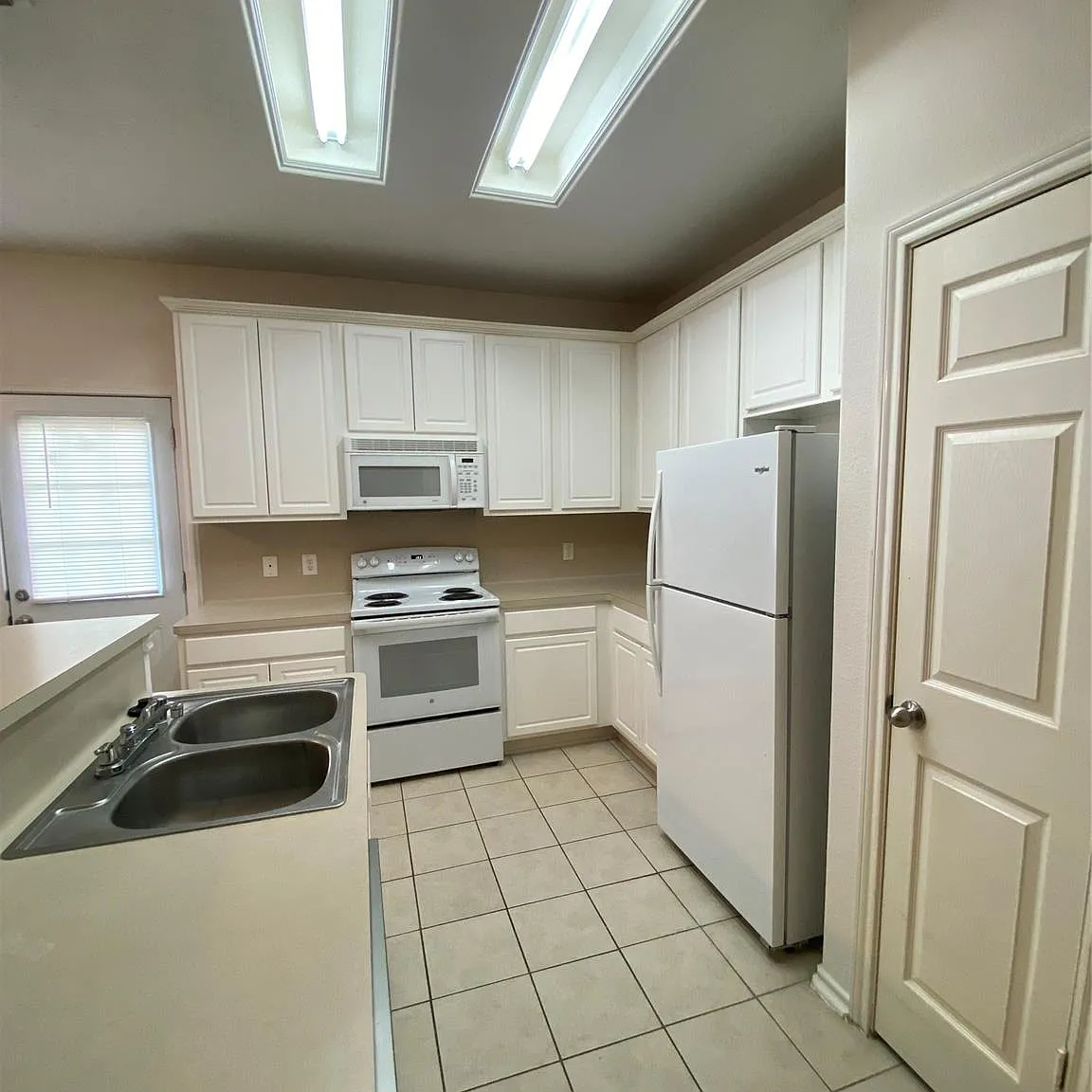 3 bed, 2.5 bath, 1502 sqft, $1,700 — Photo 2