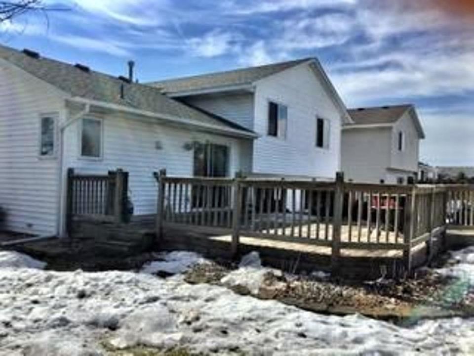 2nd image of 912 Meadow Pl
