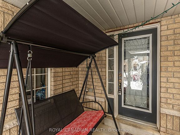 5th image of 101 Crystalview Cres