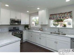 19354 Calvert St, Reseda, CA 91335