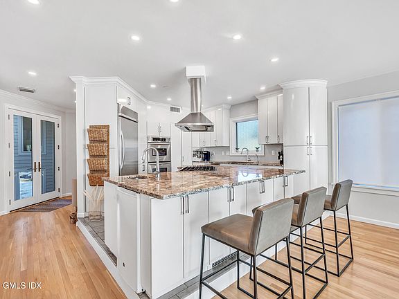 4th image of 1053 Fairfield Beach Rd