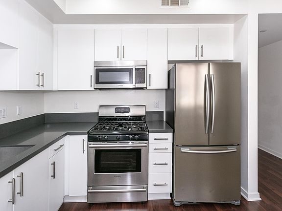 5th image of 2924 Rowena Ave Unit 4