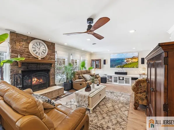 15 New Dover Ave, Colonia, NJ 07067