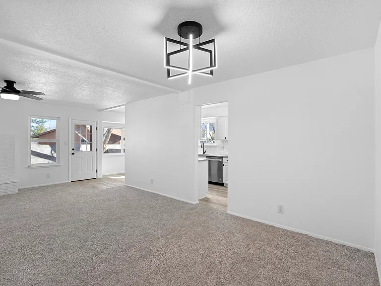 6321 Leslie Pl NE — Photo 1