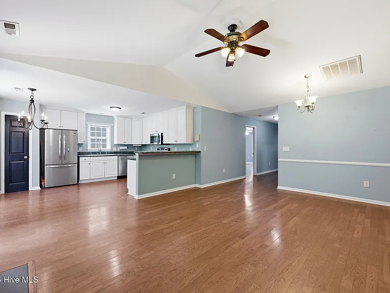 106 Lakeside Green Dr — Photo 7