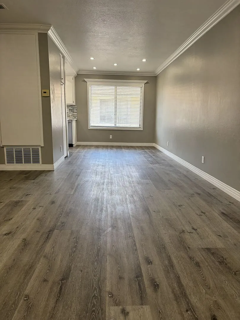 1015 Bennington St — Photo 4