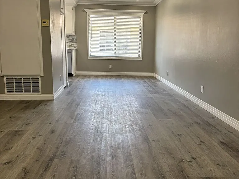 1015 Bennington St — Photo 4