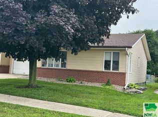 705 8th St, Sheldon, IA 51201