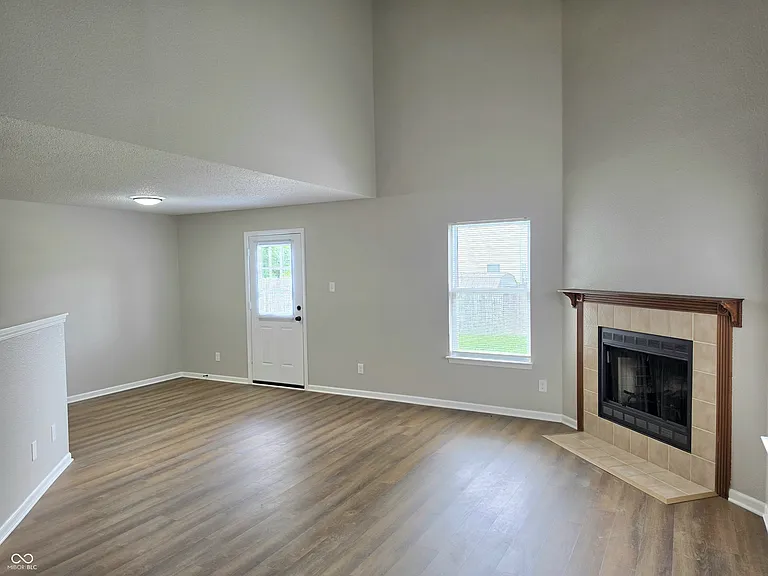 1225 Freemont Ln — Photo 3
