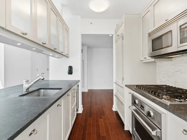 80 Riverside Boulevard image 6 of 22