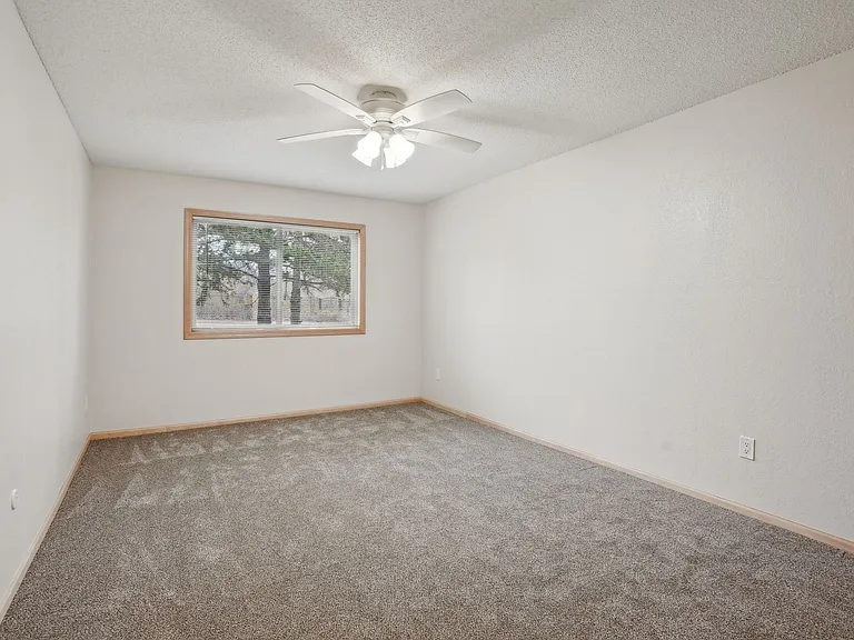Larpenteur Estates Apartments — Photo 62