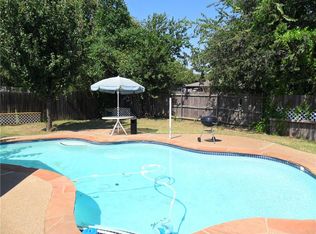 300 Woodlawn St, Krum, TX 76249