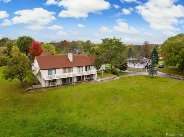 9725 Milford Rd, Holly, MI 48442