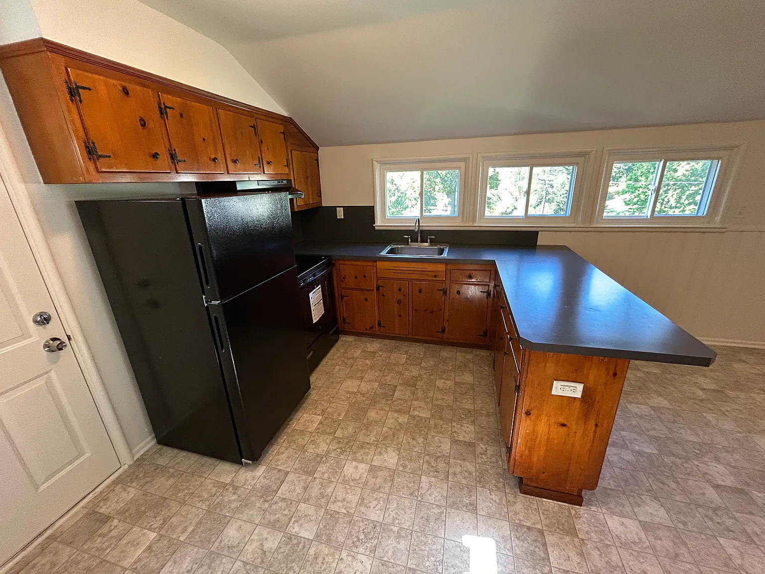 3 bed, 1.5 bath, 896 sqft, $2,100 — Photo 2