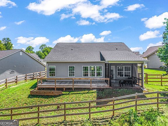 4th image of 372 Highland Pointe Dr