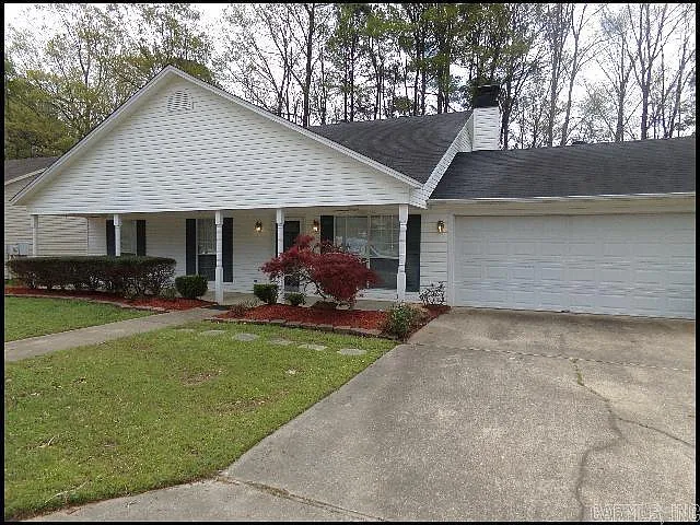 1009 Foxwood Dr — Photo 2