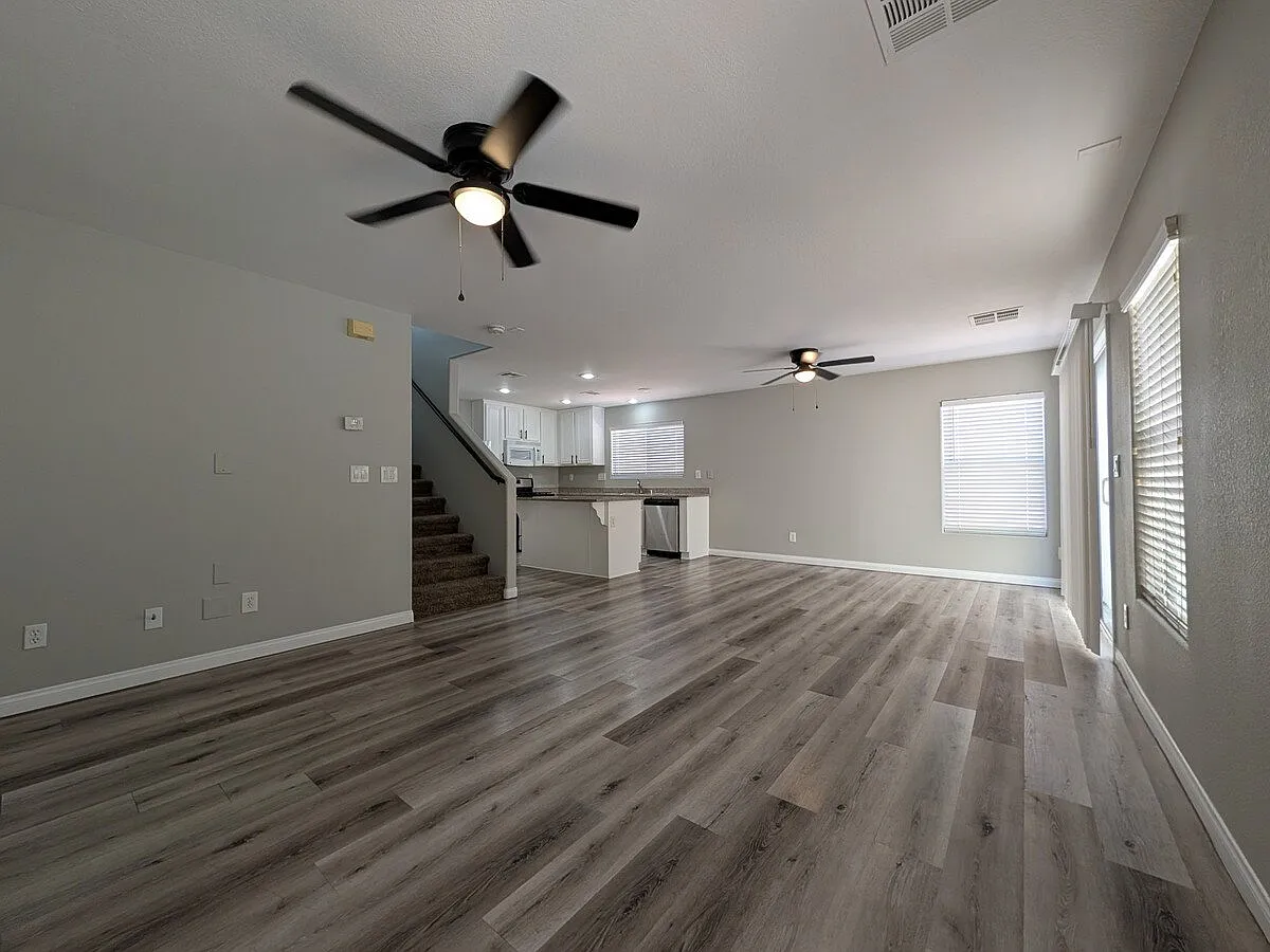 2 bed, 2.5 bath, 1301 sqft, $1,793 — Photo 4