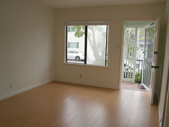 2nd image of 422 Manhattan Ave