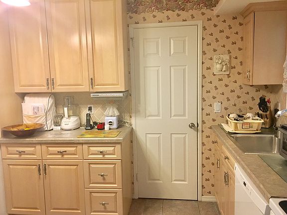 3rd image of 26 Birchwood Park Dr