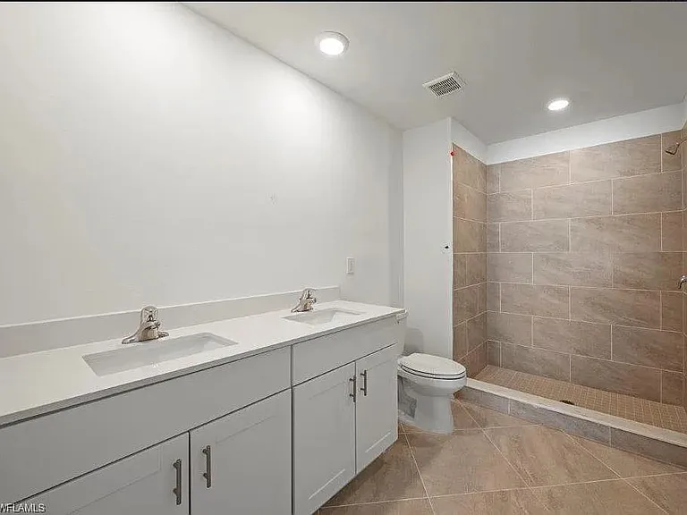 1700 NE 6th Pl — Photo 5