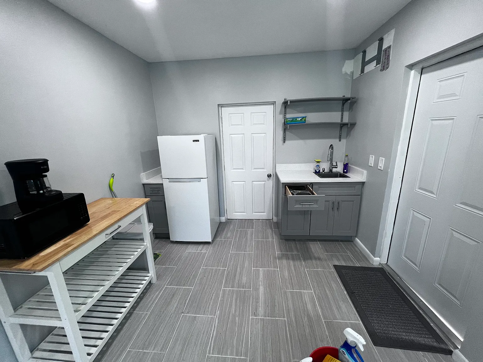 Studio, 400 sqft, $1,200 — Photo 2