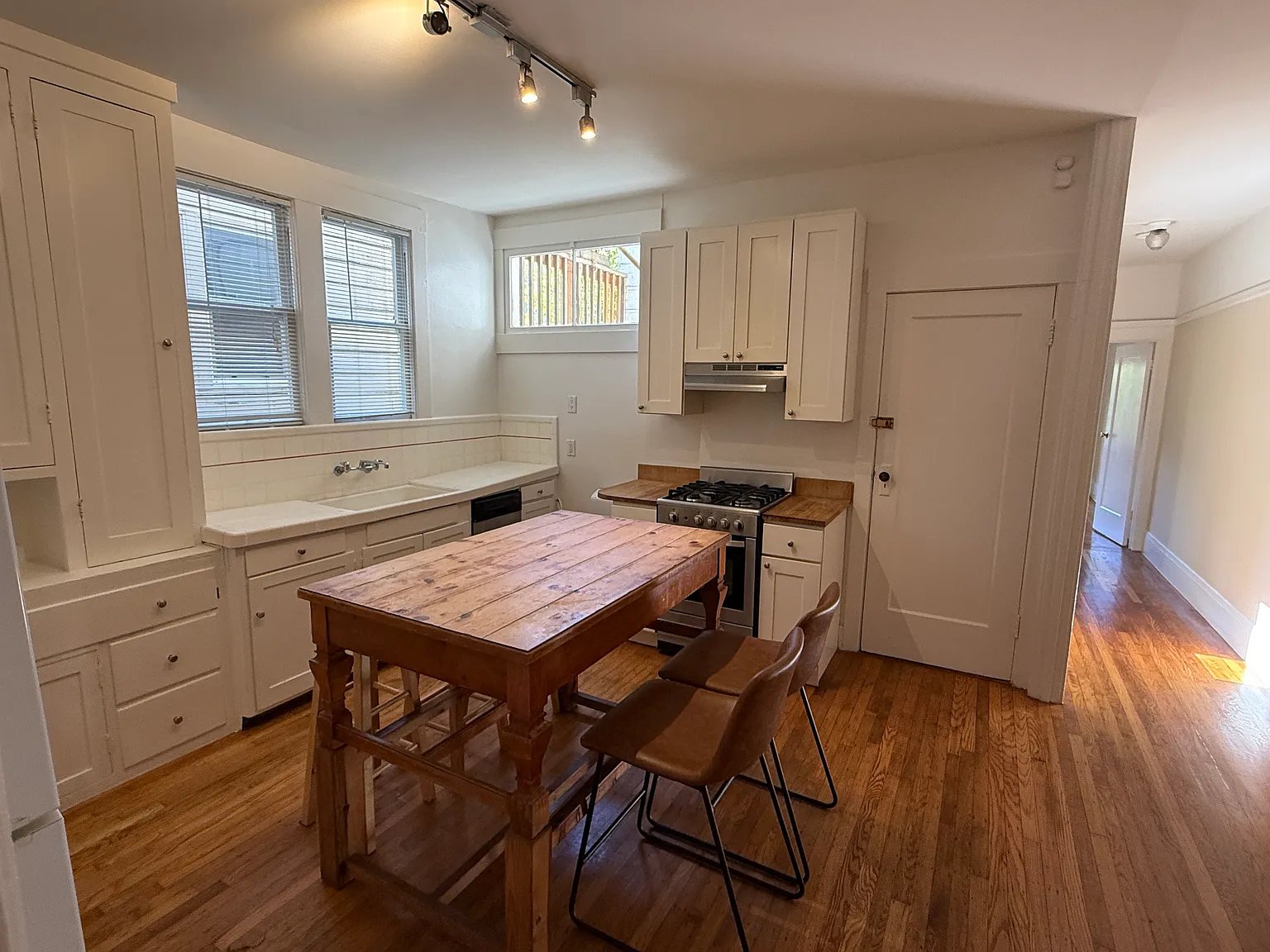 2 bed, 1100 sqft, $4,375 — Photo 4