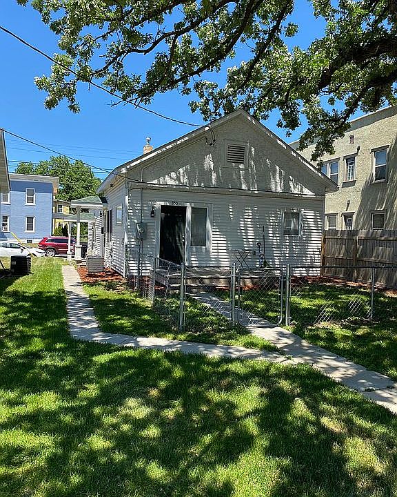 1st image of 950 29th Ave NE #2