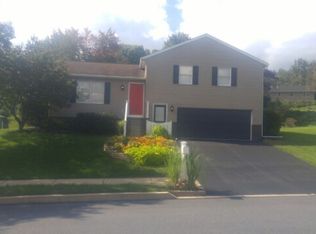 5 Greenleaf Ln, Elizabethtown, PA 17022