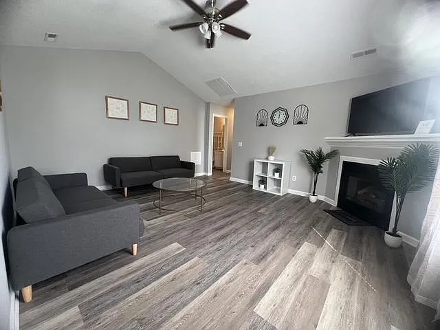 2503 East St - Unit B — Photo 3