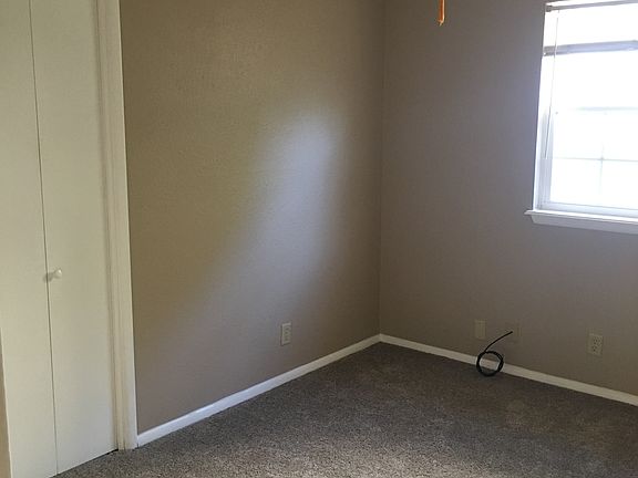 Middle bedroom 