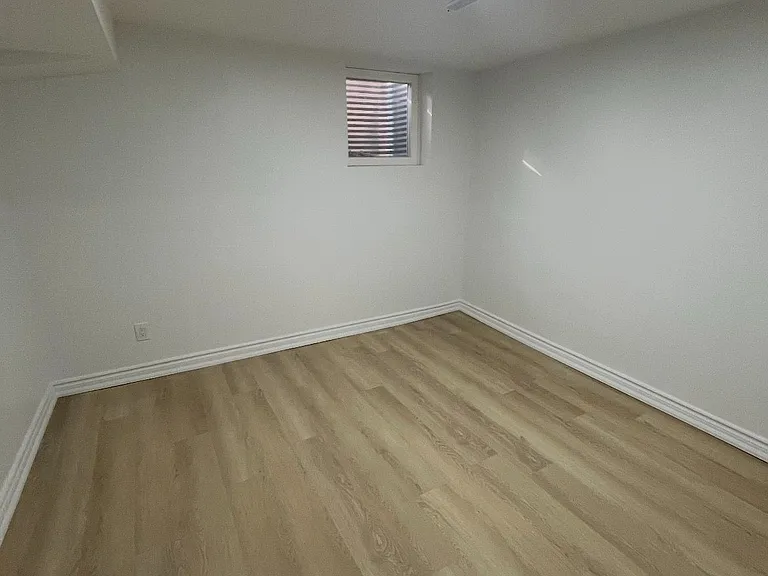 54 Tiffany Cres — Photo 8
