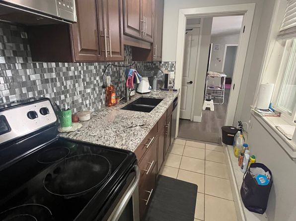 2 bedroom rental in Surrey — photo 2