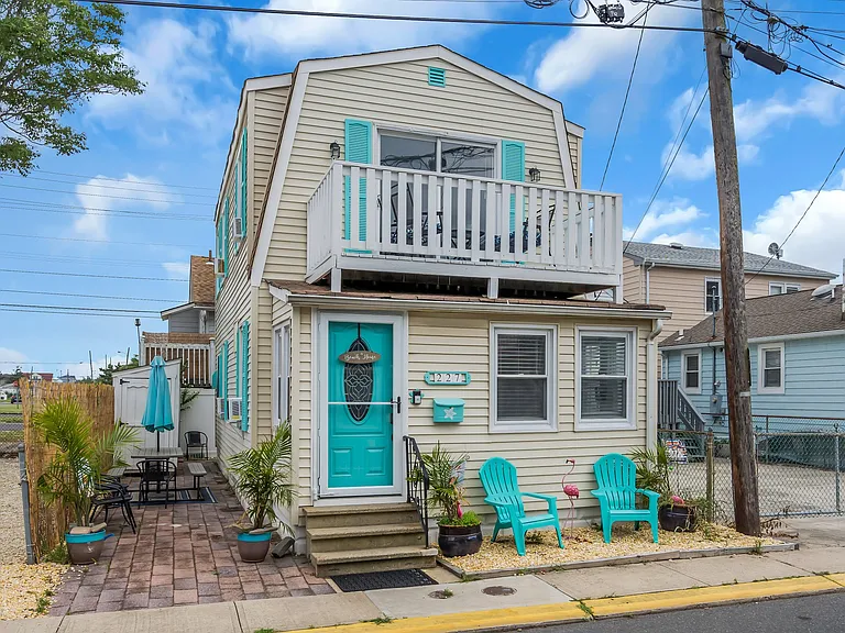227 Bay Ter — Photo 1