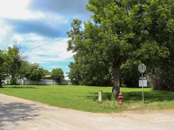 708 W Lewis St, San Saba, TX 76877
