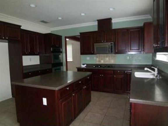 4th image of 170 Lyman Cir