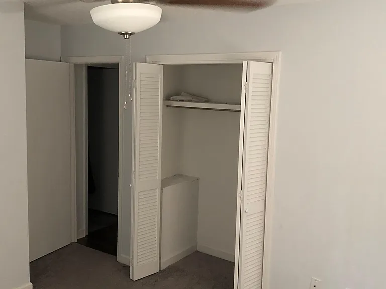 310 W Blackbeard Rd — Photo 2