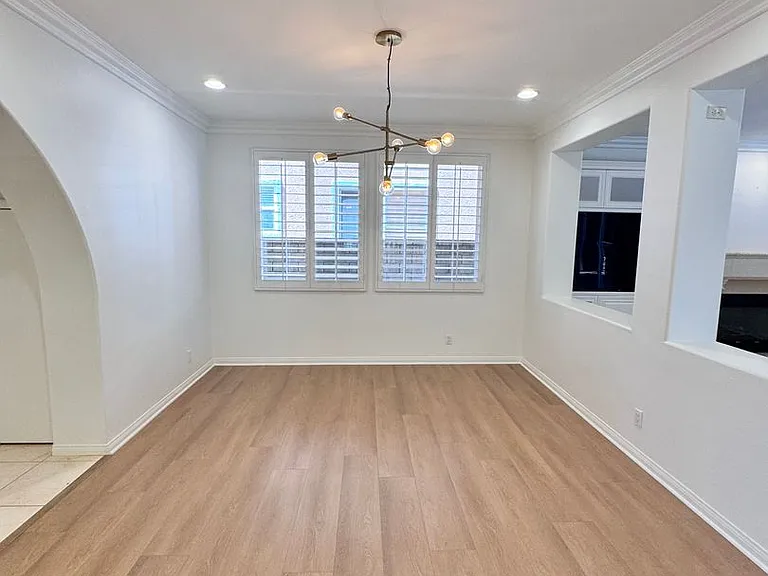 326 Manila Ave — Photo 12