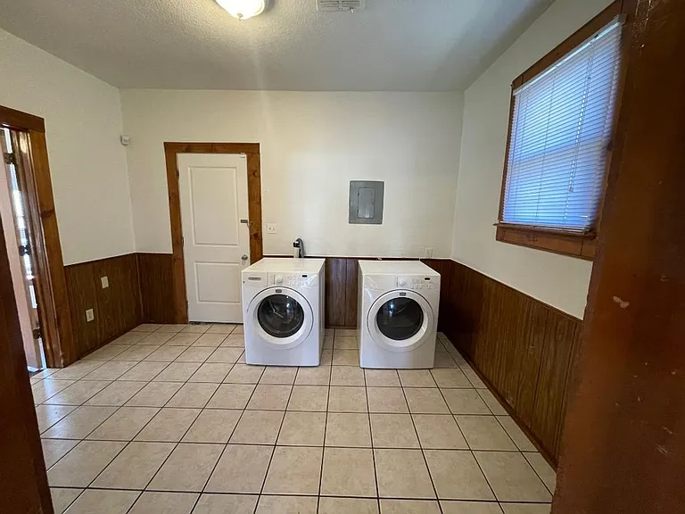 430 E Symmes St — Photo 6