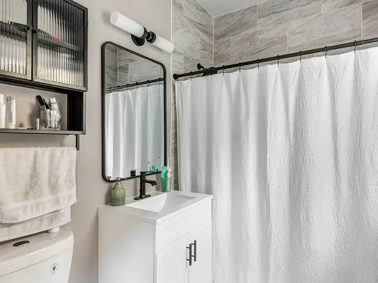 Primary en-suite bathroom with tiled shower