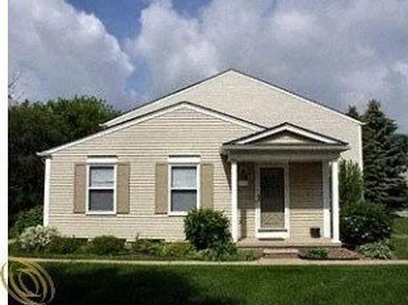 267 Inlet Ct #109, Walled Lake, MI 48390